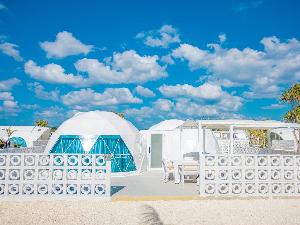 Bazén v ubytování GLAMTECH RESORTS HEAVEN nebo v jeho okolí