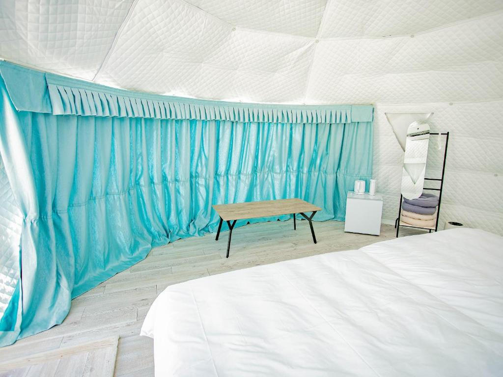 Postel nebo postele na pokoji v ubytování GLAMTECH RESORTS HEAVEN