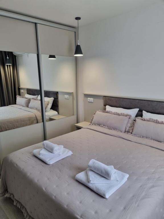 una camera da letto con due asciugamani su un letto con specchio di Dariq a Kazanlŭk