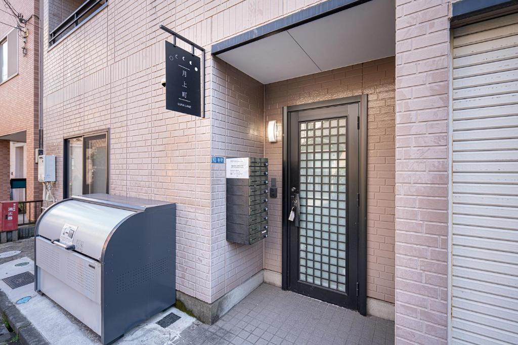 um edifício com um frigorífico ao lado em ZAITO Tokyo Luna Lane Inn 菊川駅から徒歩5分 em Tóquio