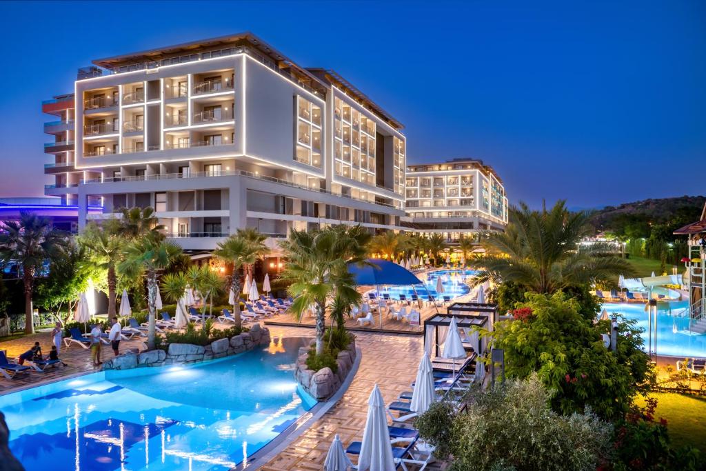 uma vista do resort a partir da piscina à noite em Numa Bay Exclusive Hotel - Ultra All Inclusive em Avsallar