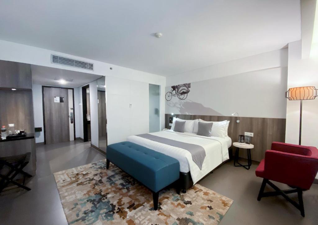 Tempat tidur dalam kamar di Hotel Neo Malioboro by ASTON