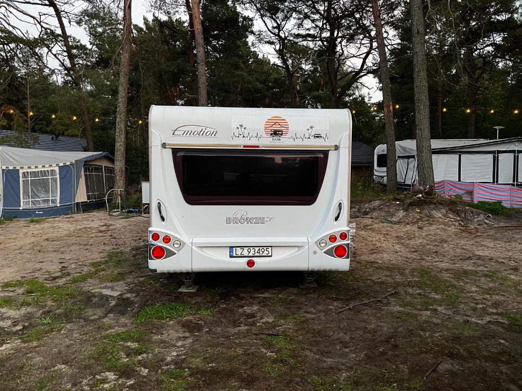 a white food truck parked in a field at Żuczkowa Przyczepa - maszoperia in Hel