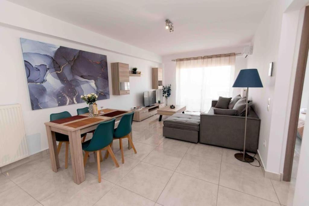 Lovely 2-bedroom apartment with a city view (F10)