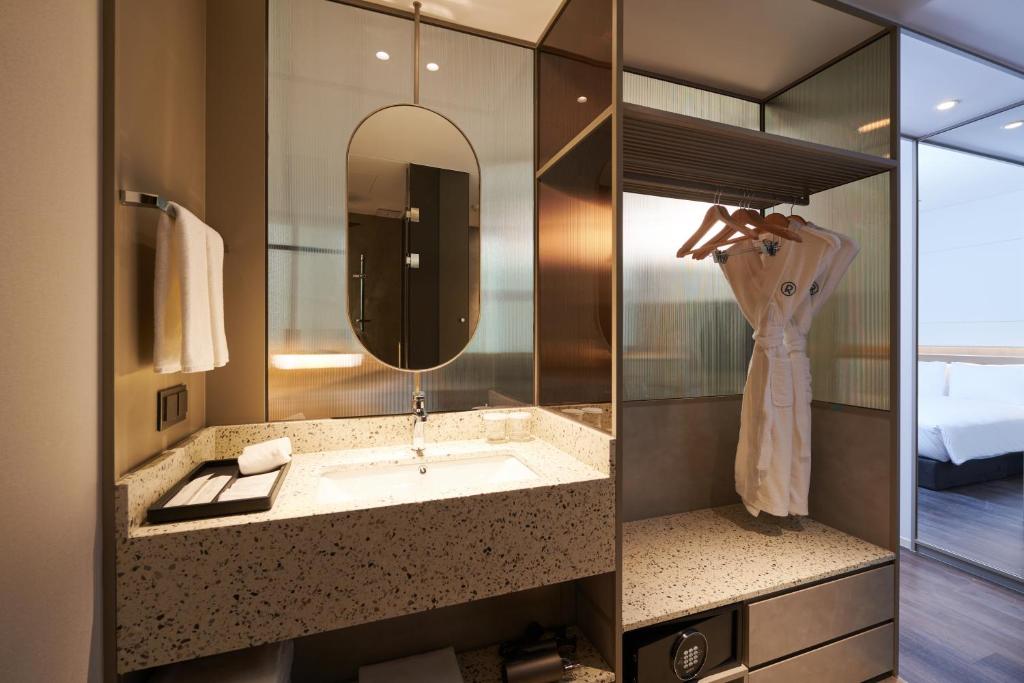 Um banheiro em Nine Tree Premier ROKAUS Hotel Seoul Yongsan