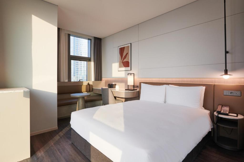 Cama ou camas em um quarto em Nine Tree Premier ROKAUS Hotel Seoul Yongsan