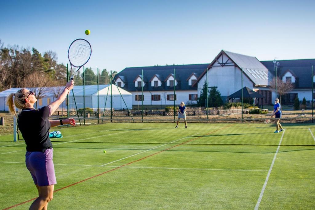 Tenis alebo squash v ubytovaní Hotel Barczyzna Medical Spa alebo jeho okolí