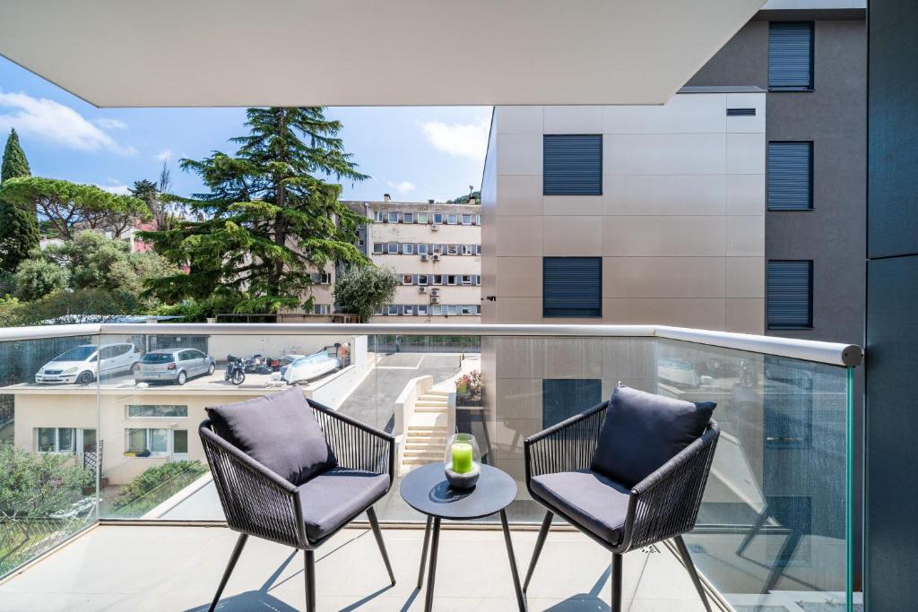 een balkon met 2 stoelen en een tafel bij Apartment Martina in Dubrovnik