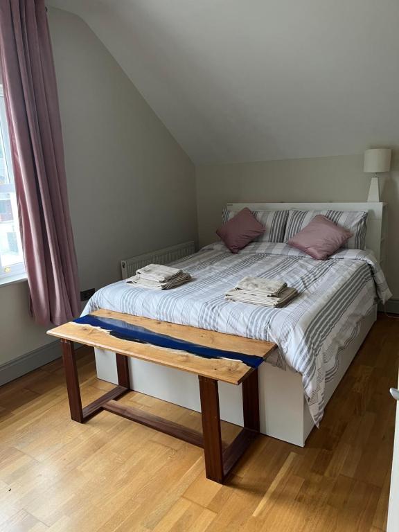 Postel nebo postele na pokoji v ubytování clover cottage