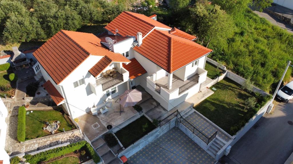 uma vista superior de uma casa com um telhado laranja em Apartmani Ema em Sveti Filip i Jakov