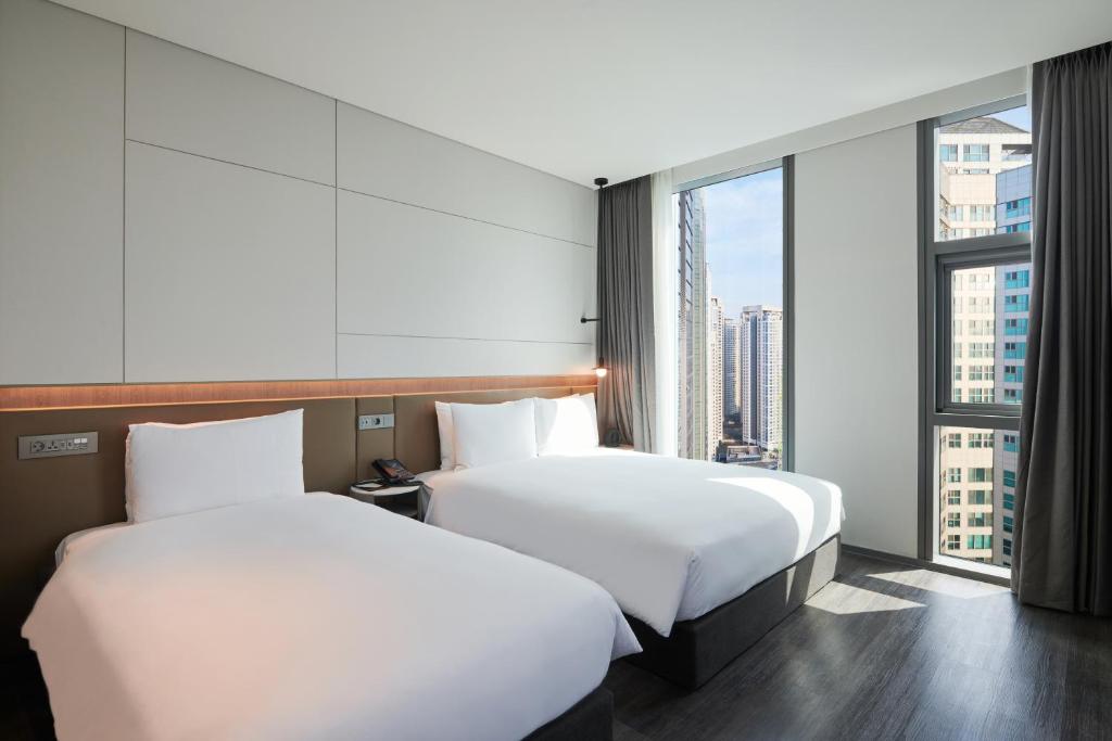 Cama ou camas em um quarto em Nine Tree Premier ROKAUS Hotel Seoul Yongsan