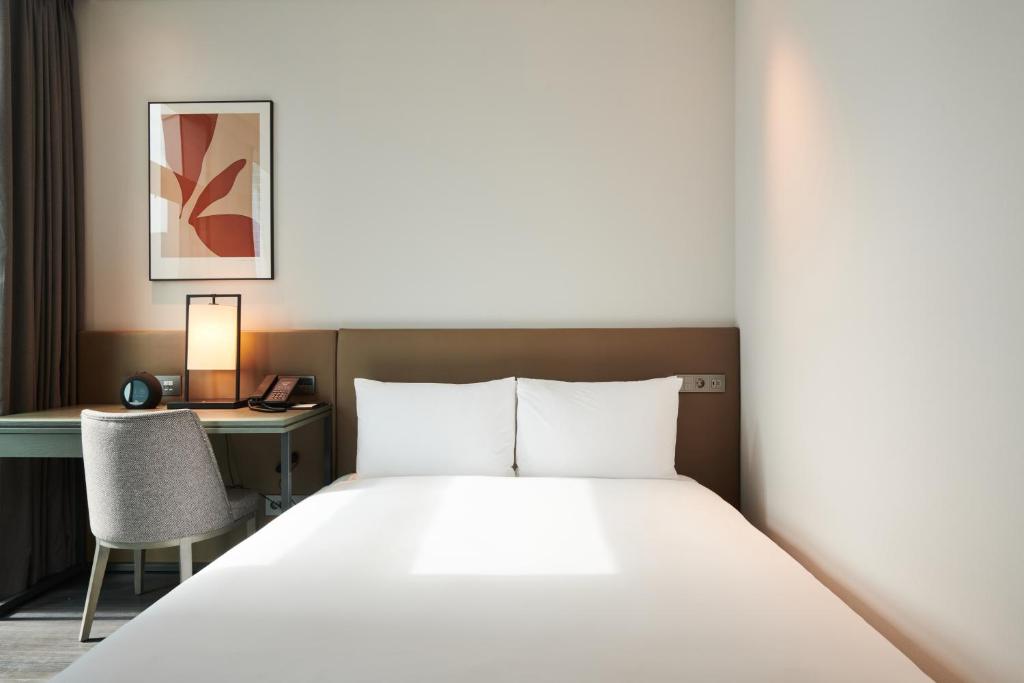 Cama ou camas em um quarto em Nine Tree Premier ROKAUS Hotel Seoul Yongsan