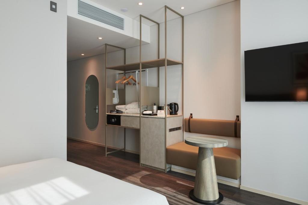 A cozinha ou cozinha compacta de Nine Tree Premier ROKAUS Hotel Seoul Yongsan