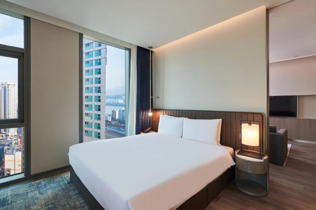 Cama ou camas em um quarto em Nine Tree Premier ROKAUS Hotel Seoul Yongsan