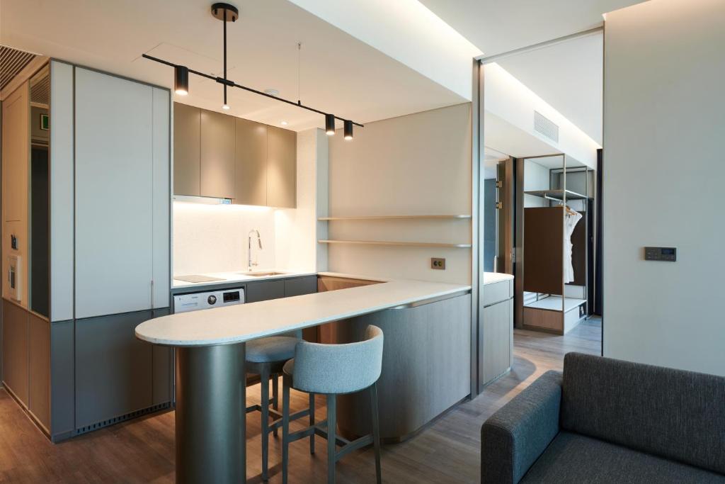 A cozinha ou cozinha compacta de Nine Tree Premier ROKAUS Hotel Seoul Yongsan