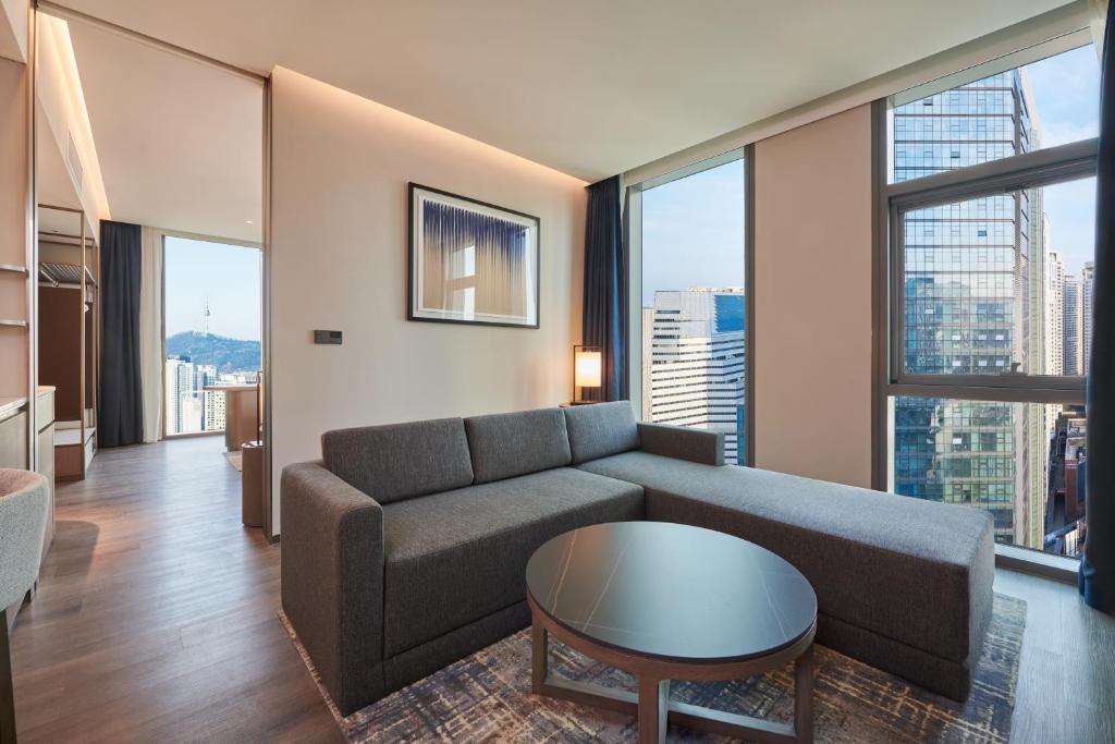 Uma área de estar em Nine Tree Premier ROKAUS Hotel Seoul Yongsan