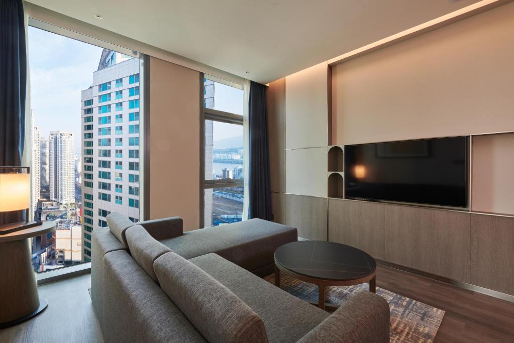 Uma área de estar em Nine Tree Premier ROKAUS Hotel Seoul Yongsan