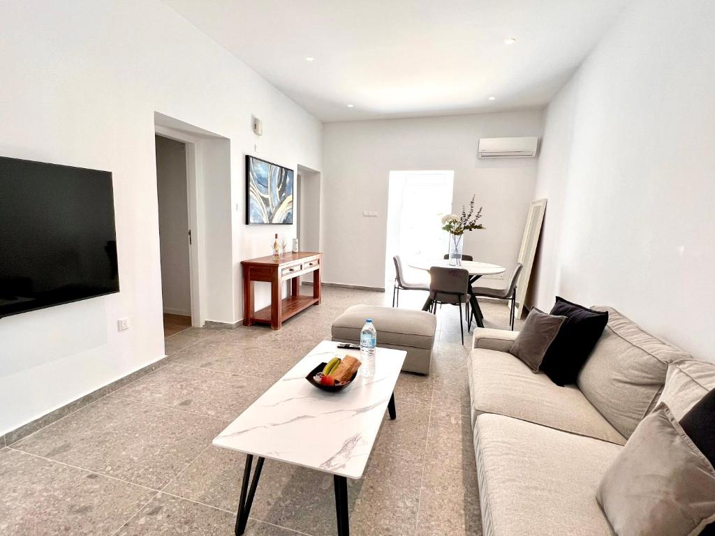una sala de estar con un sofá y una mesa en Stasinou 52, en Limassol
