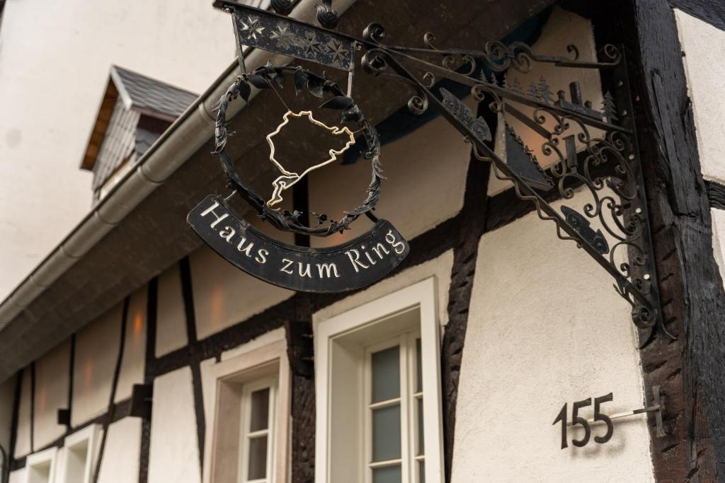 ein Schild an der Seite eines Gebäudes in der Unterkunft Haus zum Ring in Adenau