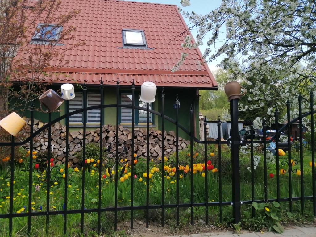 Vonkajšia záhrada v ubytovaní Zielony Domek w Sztynorcie