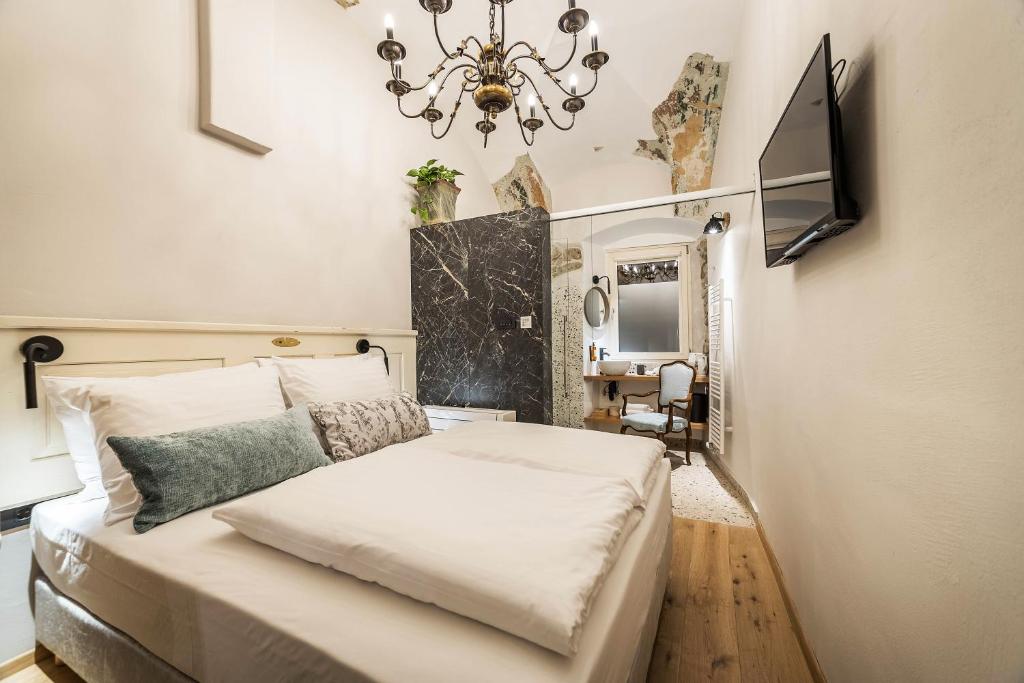 Postel nebo postele na pokoji v ubytování Hotel Pok Garni