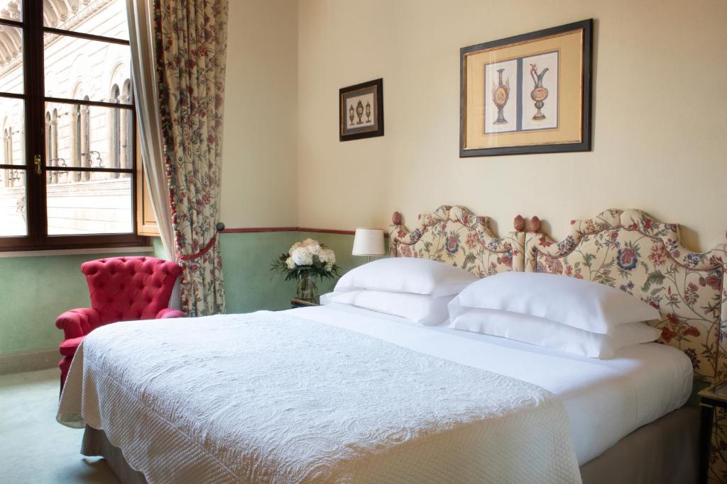 Postel nebo postele na pokoji v ubytování Grand Hotel Continental Siena - Starhotels Collezione