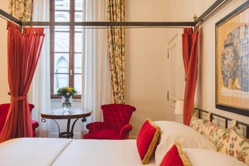 Postel nebo postele na pokoji v ubytování Grand Hotel Continental Siena - Starhotels Collezione