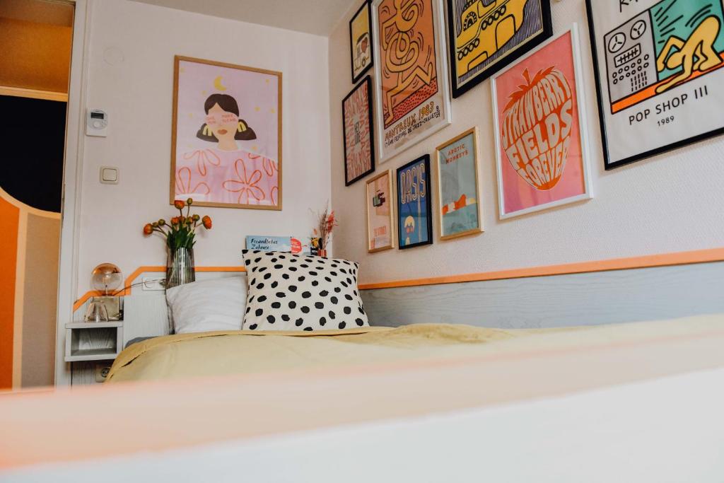 Ein Bett oder Betten in einem Zimmer der Unterkunft sleepArt room for 1