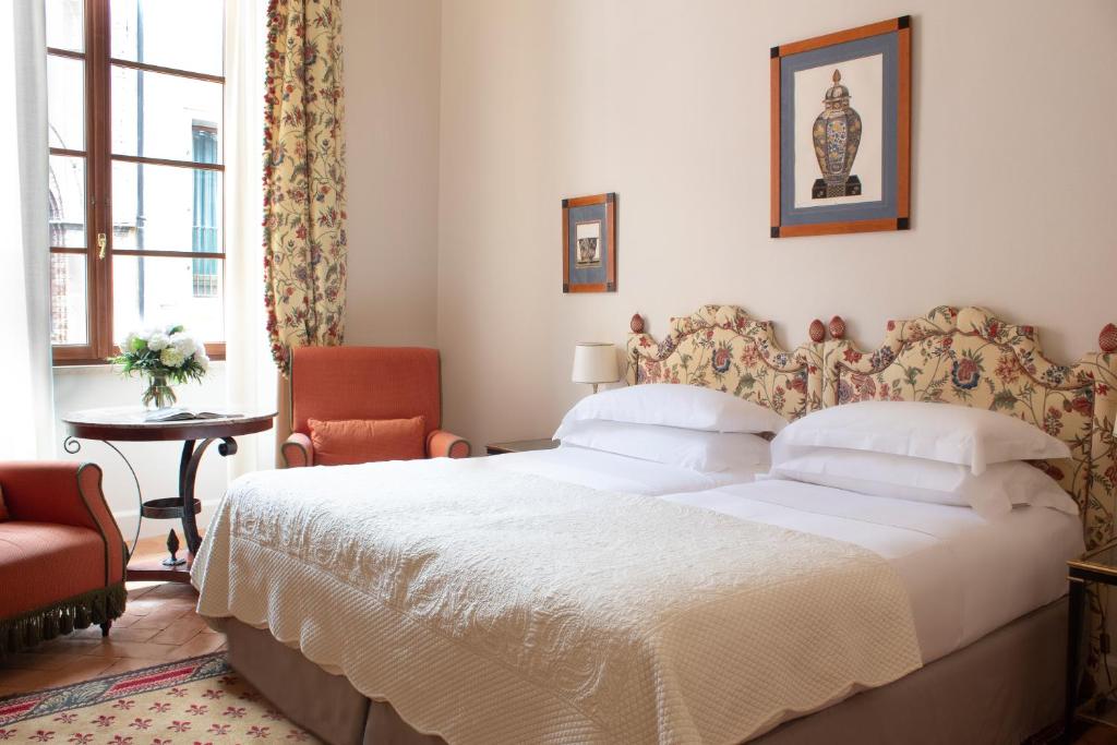 Postel nebo postele na pokoji v ubytování Grand Hotel Continental Siena - Starhotels Collezione