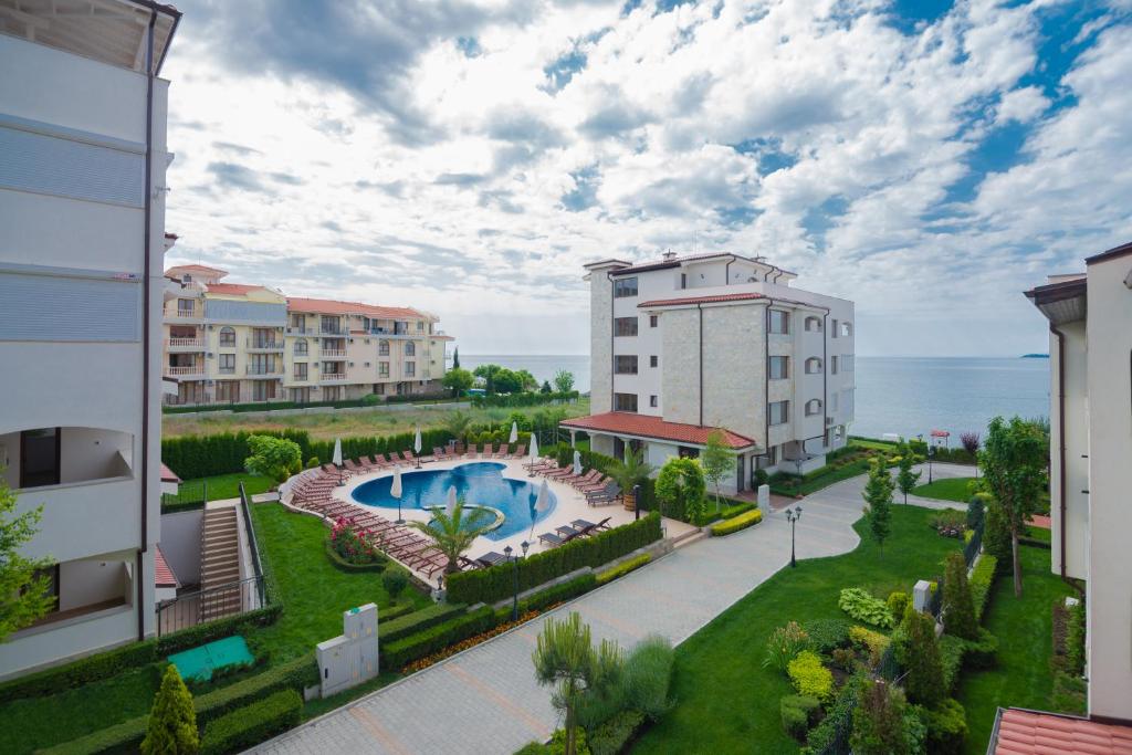 een luchtzicht op een resort met een zwembad bij Mia Cassa in Sveti Vlas