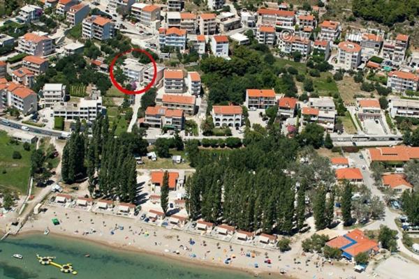 vistas a una playa con un círculo rojo en Apartment in Duce with sea view, balcony, air conditioning, WiFi 4174-10, en Duće