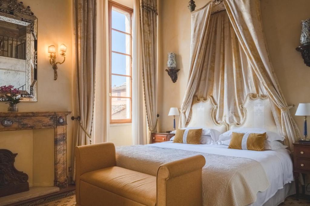 Postel nebo postele na pokoji v ubytování Grand Hotel Continental Siena - Starhotels Collezione