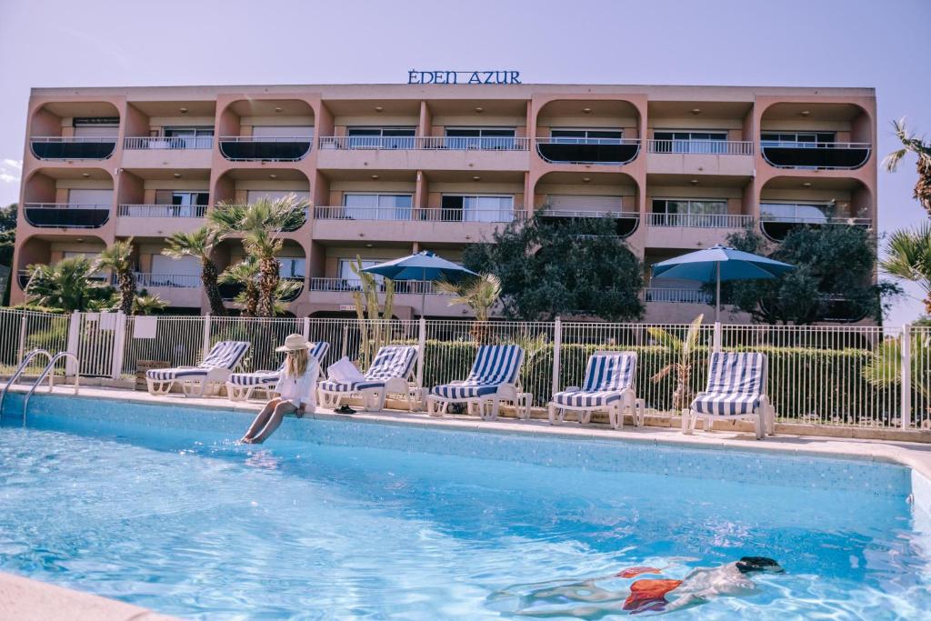 una persona en la piscina de un hotel en Eden Azur en Golfe-Juan