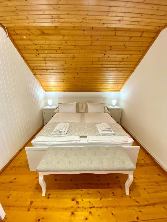 Postel nebo postele na pokoji v ubytování BorászPorta