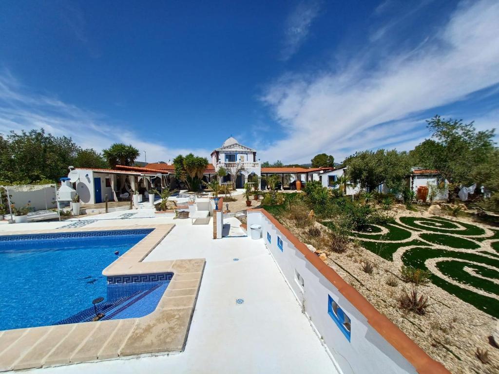 uma casa com piscina e uma casa em Luxury Villa Claudia em L'Ametlla de Mar