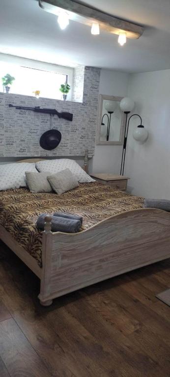 sypialnia z dużym łóżkiem z ceglaną ścianą w obiekcie Hostel Texas w mieście Suwałki