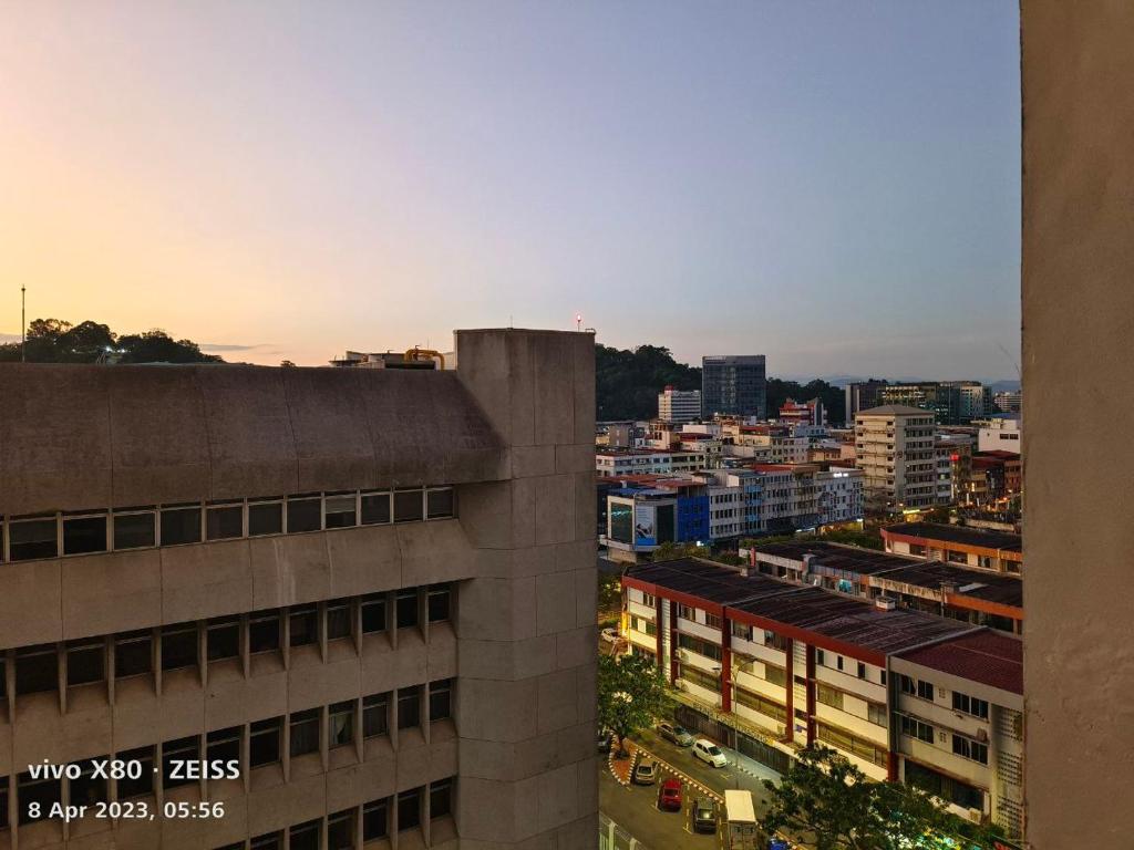 Pemandangan umum bagi Kota Kinabalu atau pemandangan bandar yang diambil dari apartmen