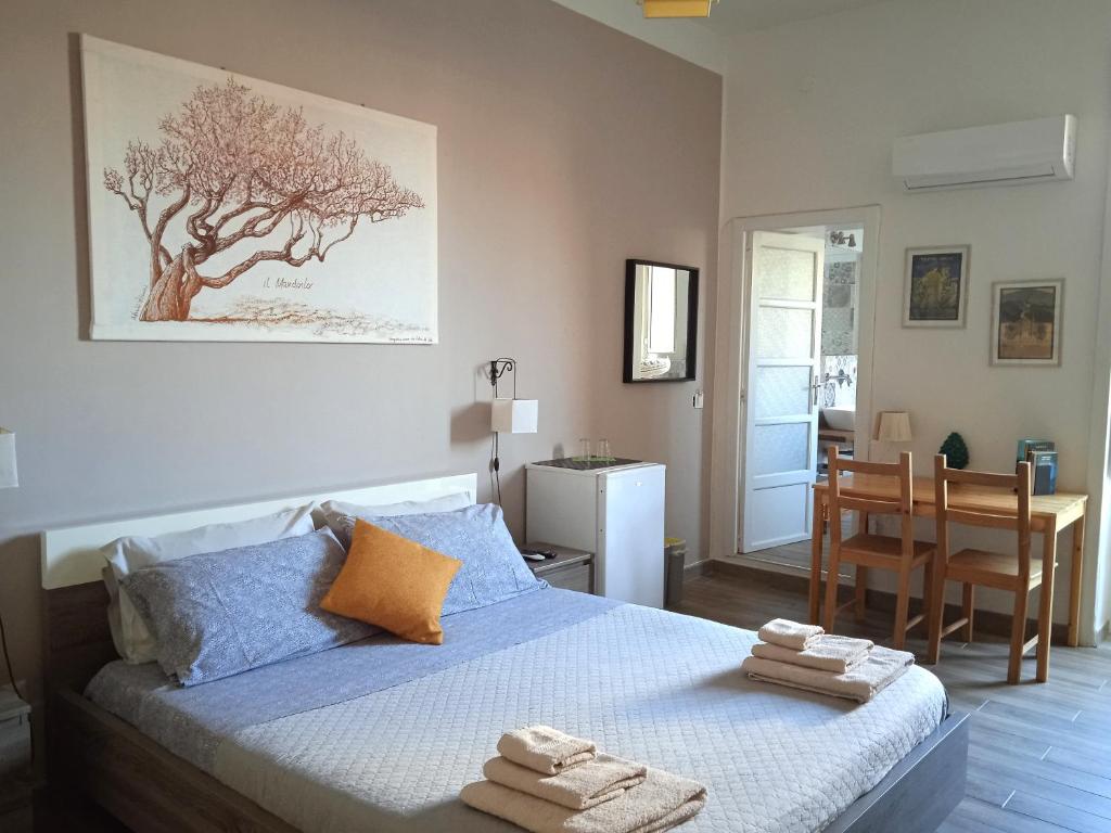um quarto com uma cama com toalhas em La casa di Aneupe em Siracusa