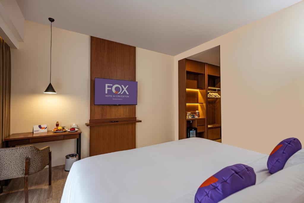 Postel nebo postele na pokoji v ubytování FOX HARRIS Hotel & Convention Banjarnegara