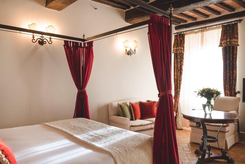 Postel nebo postele na pokoji v ubytování Grand Hotel Continental Siena - Starhotels Collezione
