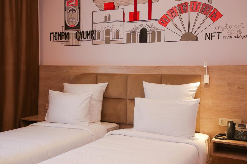 Postel nebo postele na pokoji v ubytování KUMA Hotel Gyumri