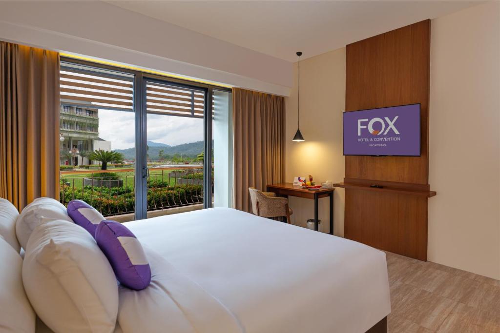 Postel nebo postele na pokoji v ubytování FOX HARRIS Hotel & Convention Banjarnegara