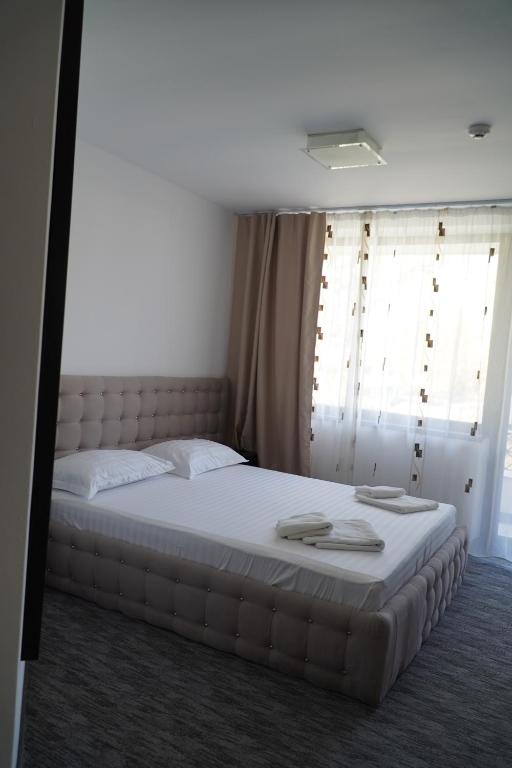 Postel nebo postele na pokoji v ubytování Hotel & MedSpa Siret