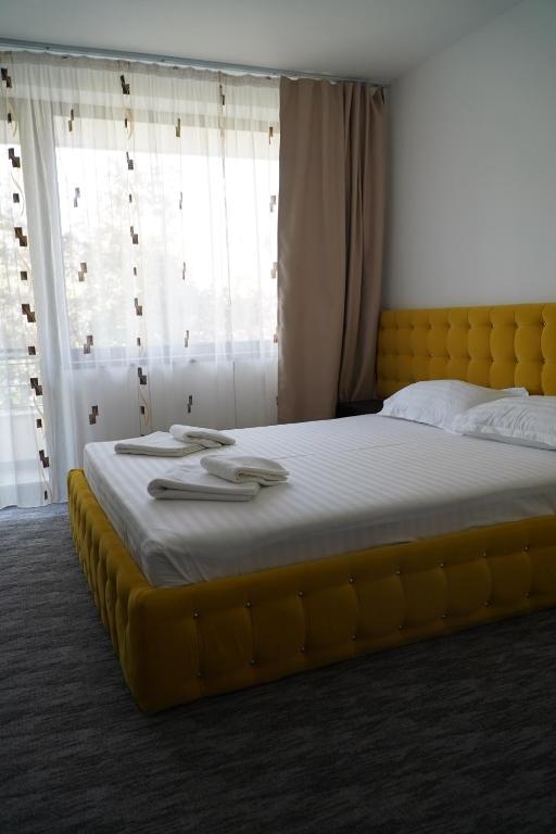 Postel nebo postele na pokoji v ubytování Hotel & MedSpa Siret
