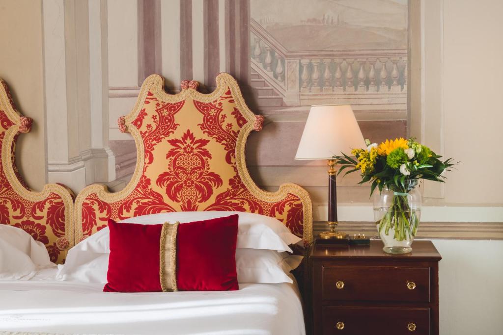 Postel nebo postele na pokoji v ubytování Grand Hotel Continental Siena - Starhotels Collezione