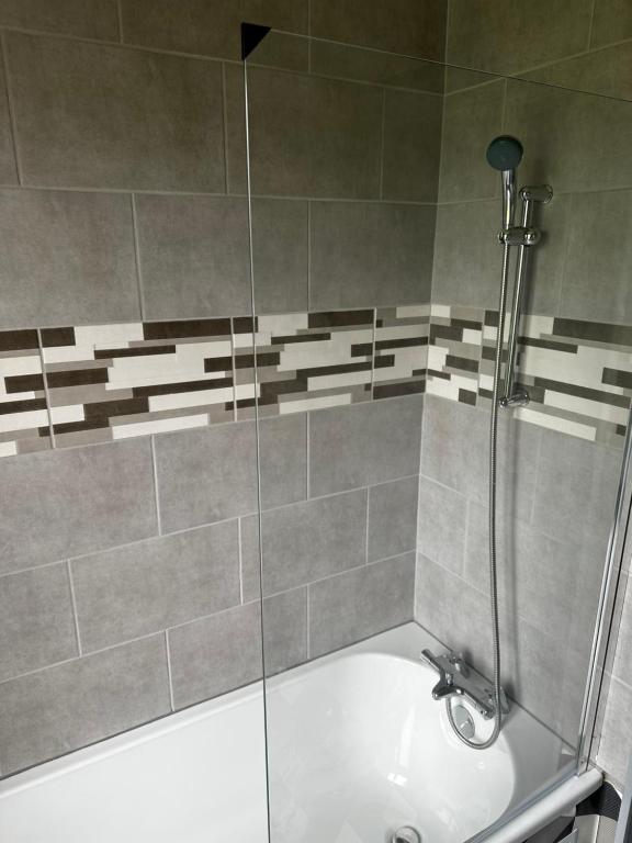 Koupelna v ubytování CAN appart spacieux avec grand jardin et terrasse 1 à 8 pers