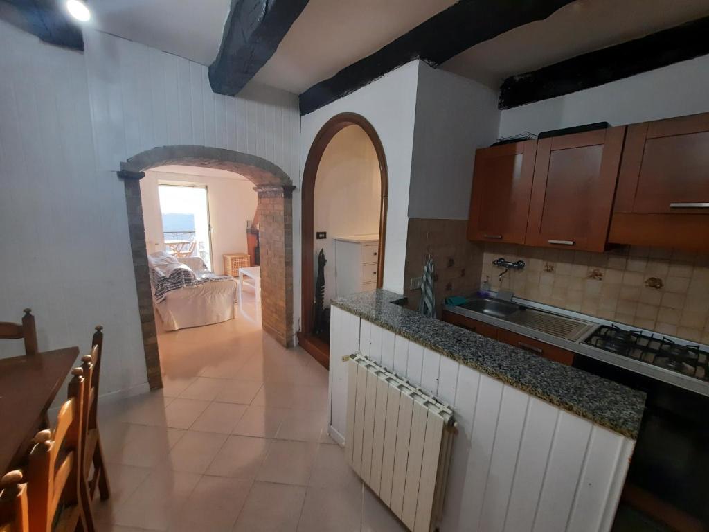 A kitchen or kitchenette at Panoramico nell'antico borgo medievale di Casperia