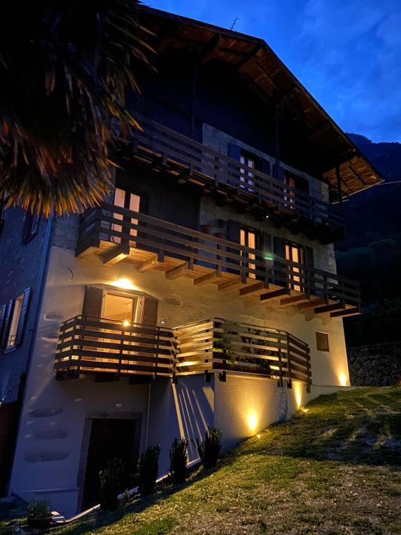 un edificio con balcones a un lado por la noche en Casa Giulia - Slow Mountain, en Molina di Ledro