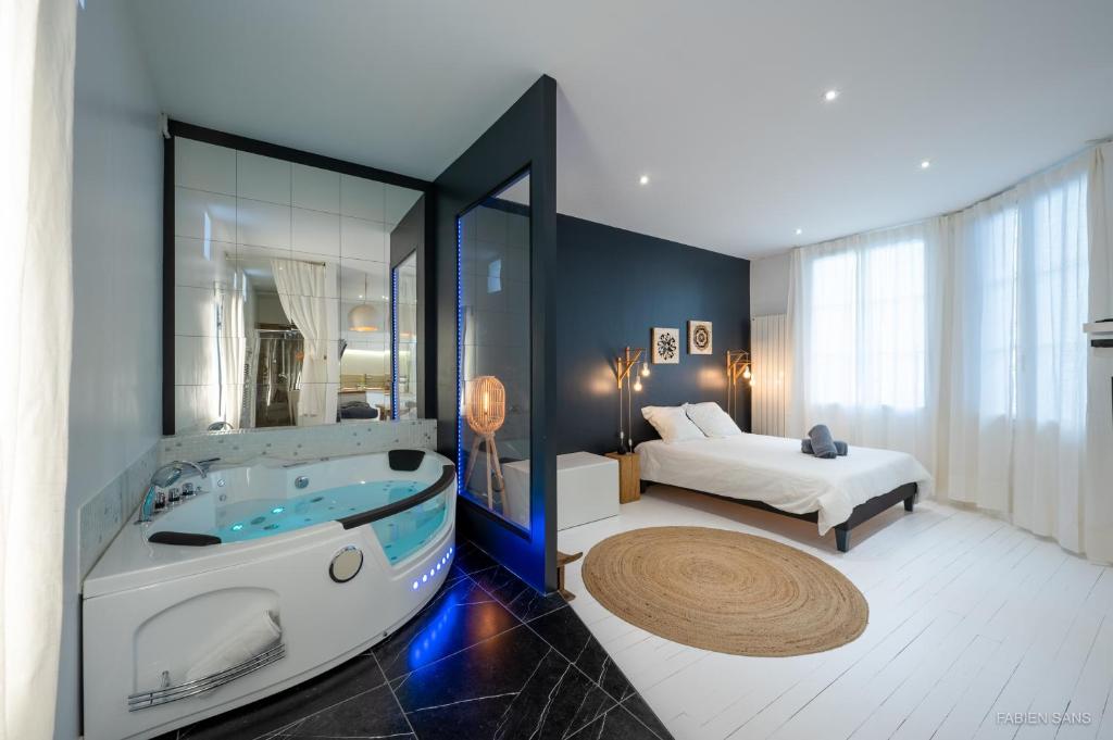 Posteľ alebo postele v izbe v ubytovaní LOFT Clim - Jacuzzi Centre Gare - Parking gratuit