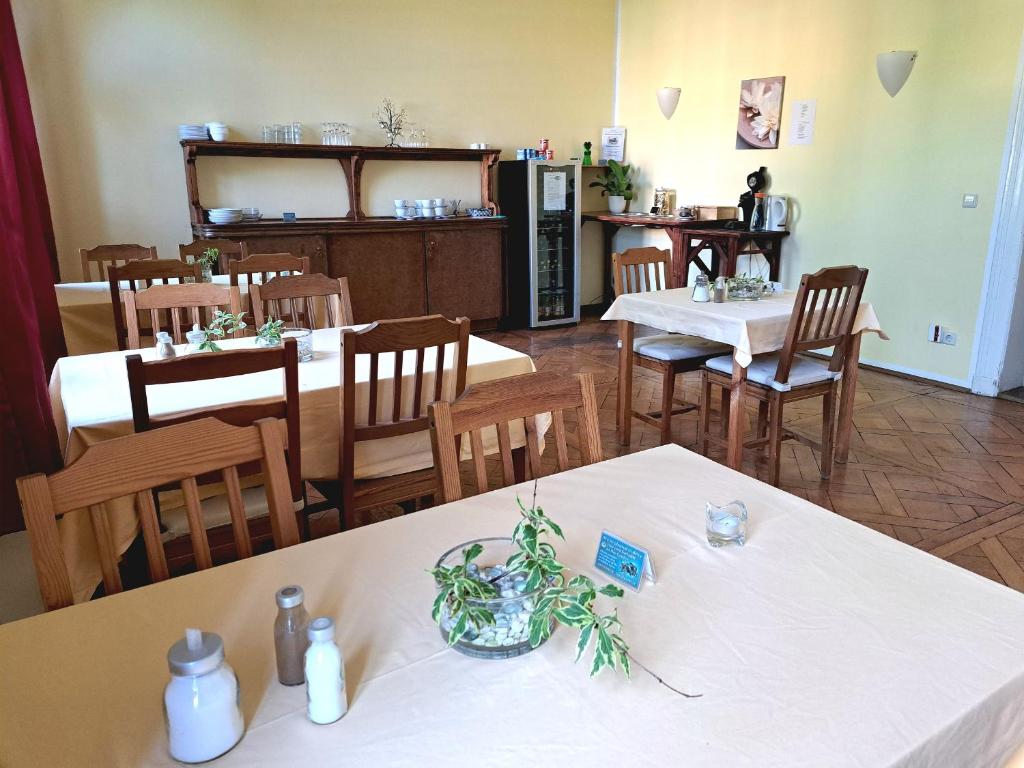 Restaurace v ubytování Gästehaus Villa Seraphinum
